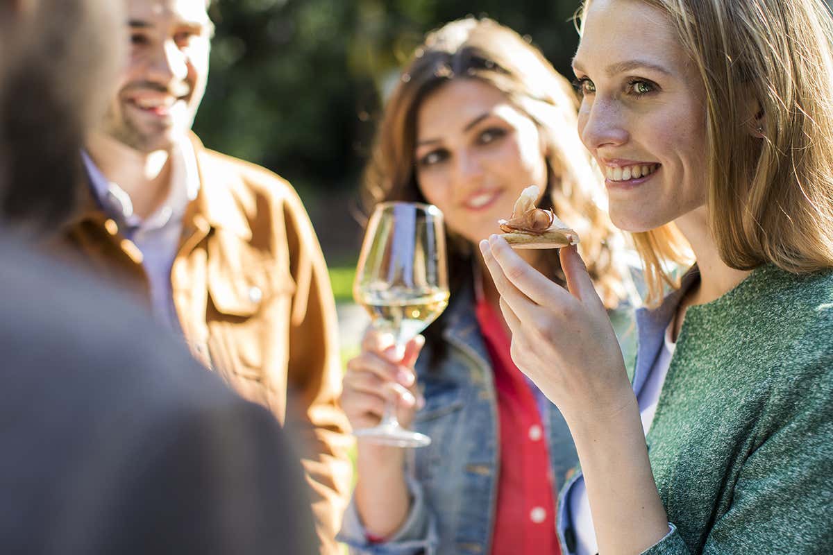 Happy hour: storia e nuovi trend di uno dei momenti di svago più amati nel mondo Happy hour: storia e nuovi trend di uno dei momenti di svago più amati nel mondo