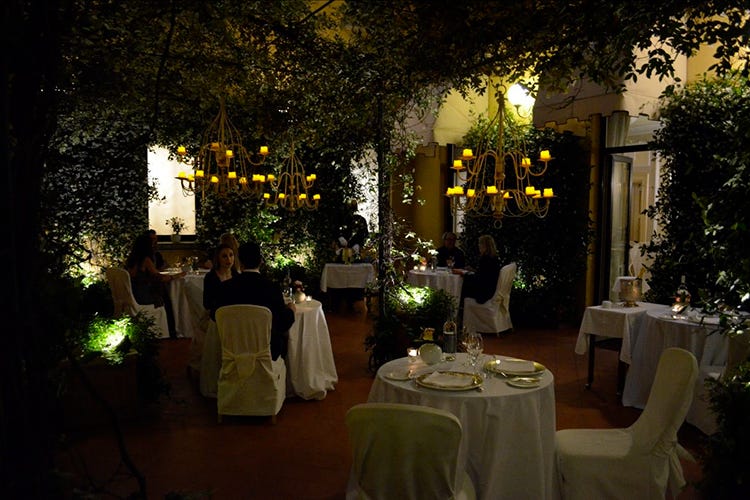 Il ristorante I Carracci cambia location, tra i gelsomini e le luci soffuse - I ristoranti sono pronti Giardini, dehors e nuove aperture