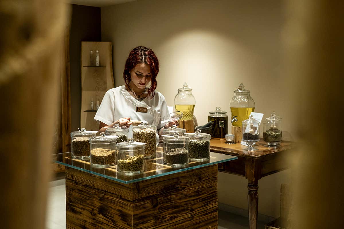 Le piante officinali custodite nell'Apotheke, protagoniste dei trattamenti personalizzati e del nuovo rituale "Essenza delle Alpi"