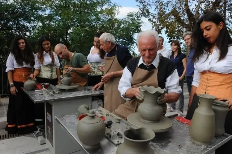 La localit&agrave; &egrave; anche rinomata per la produzione arti-gianale di ceramiche e maioliche Ad Appignano a caccia di legumi antichi e ceramiche