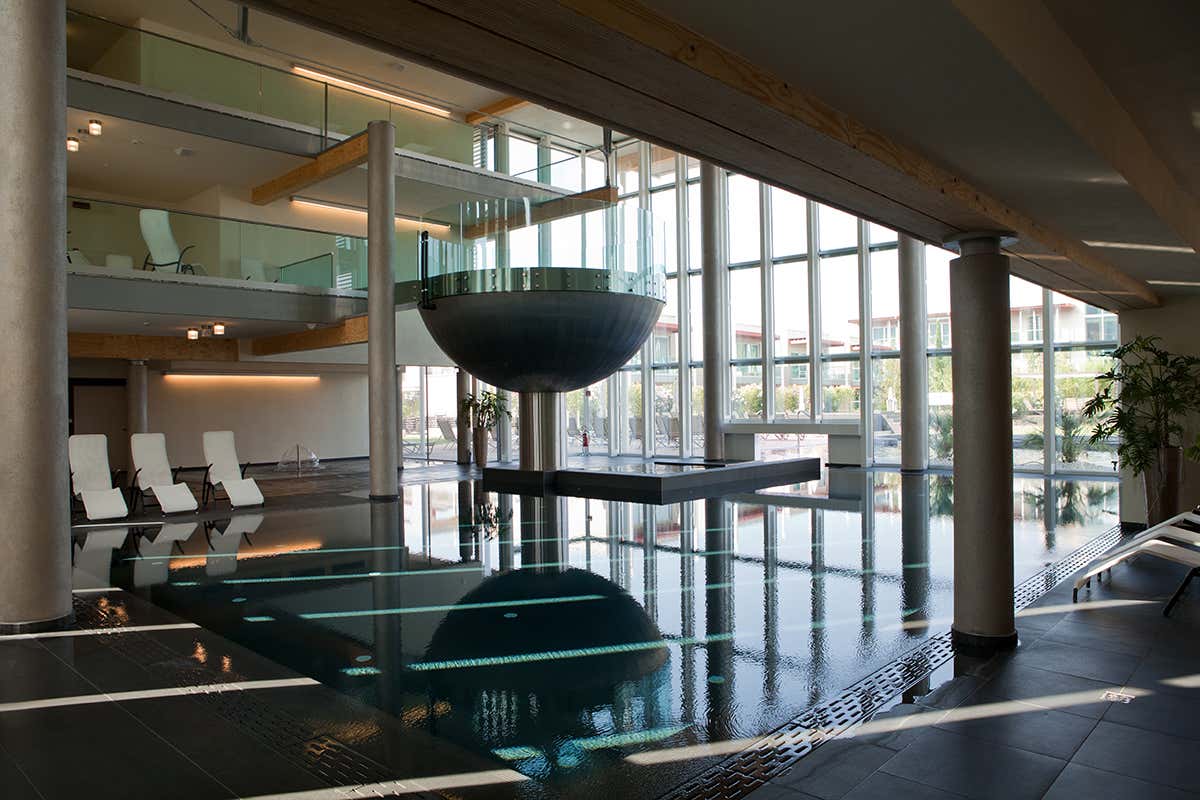 Particolare delle piscine interne Aqualux Hotel Spa, tempio del benessere sul Garda veronese