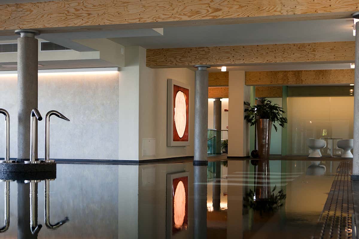 Particolare delle piscine interne Aqualux Hotel Spa, tempio del benessere sul Garda veronese