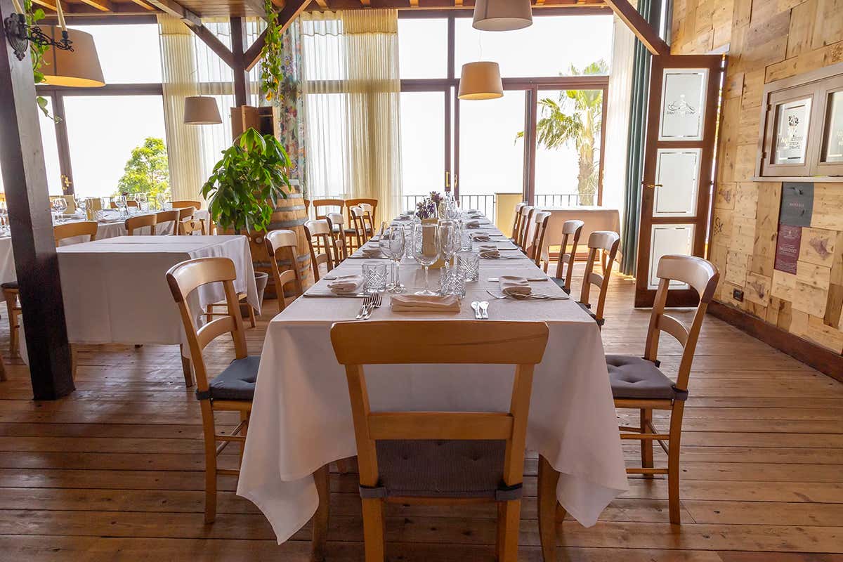 Mangiare buon pesce nel ristorante costruito sull’acqua “ferrosa” di Acireale Mangiare buon pesce nel ristorante costruito sull’acqua “ferrosa” di Acireale