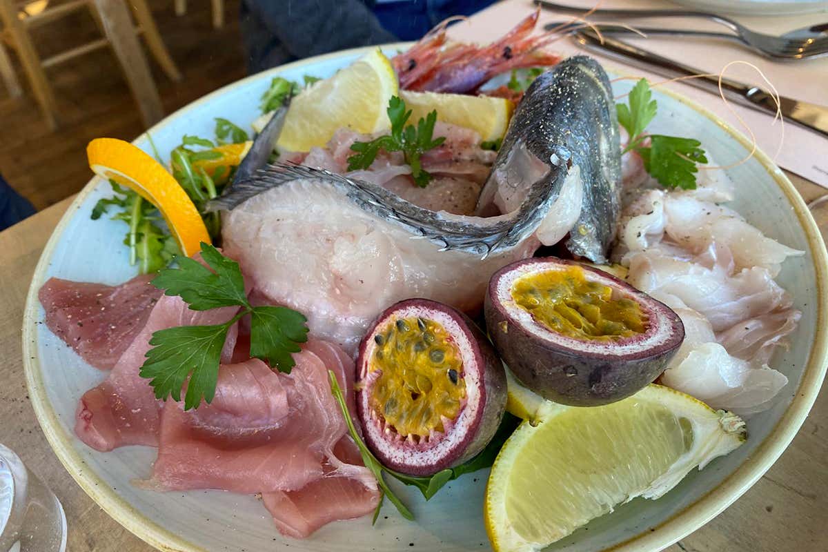 Mangiare buon pesce nel ristorante costruito sull’acqua “ferrosa” di Acireale