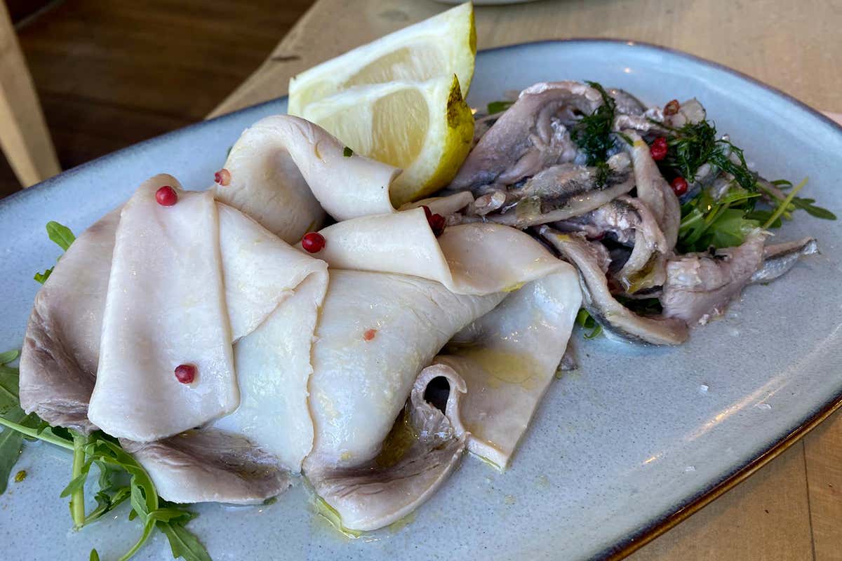 Mangiare buon pesce nel ristorante costruito sull’acqua “ferrosa” di Acireale Mangiare buon pesce nel ristorante costruito sull’acqua “ferrosa” di Acireale