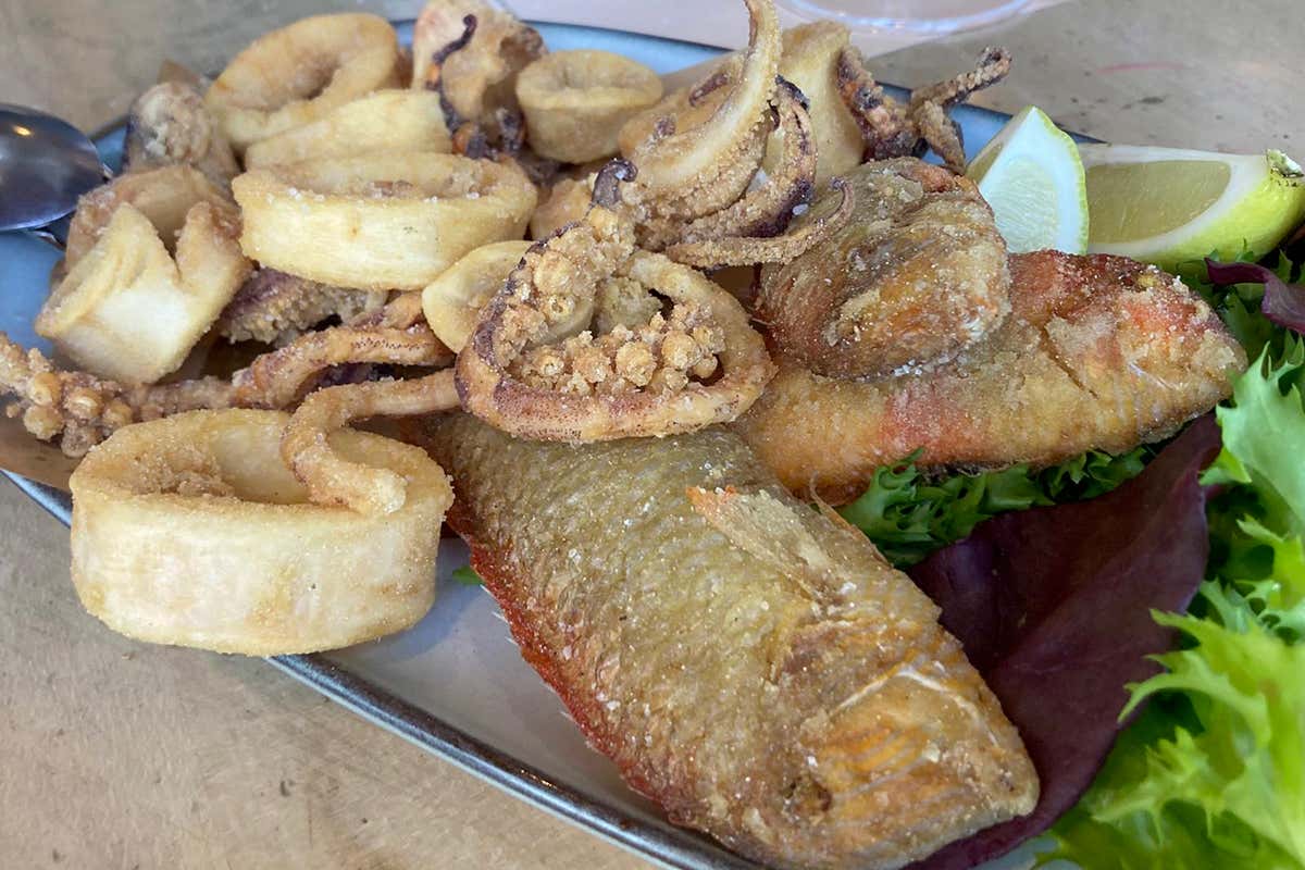 Mangiare buon pesce nel ristorante costruito sull’acqua “ferrosa” di Acireale Mangiare buon pesce nel ristorante costruito sull’acqua “ferrosa” di Acireale