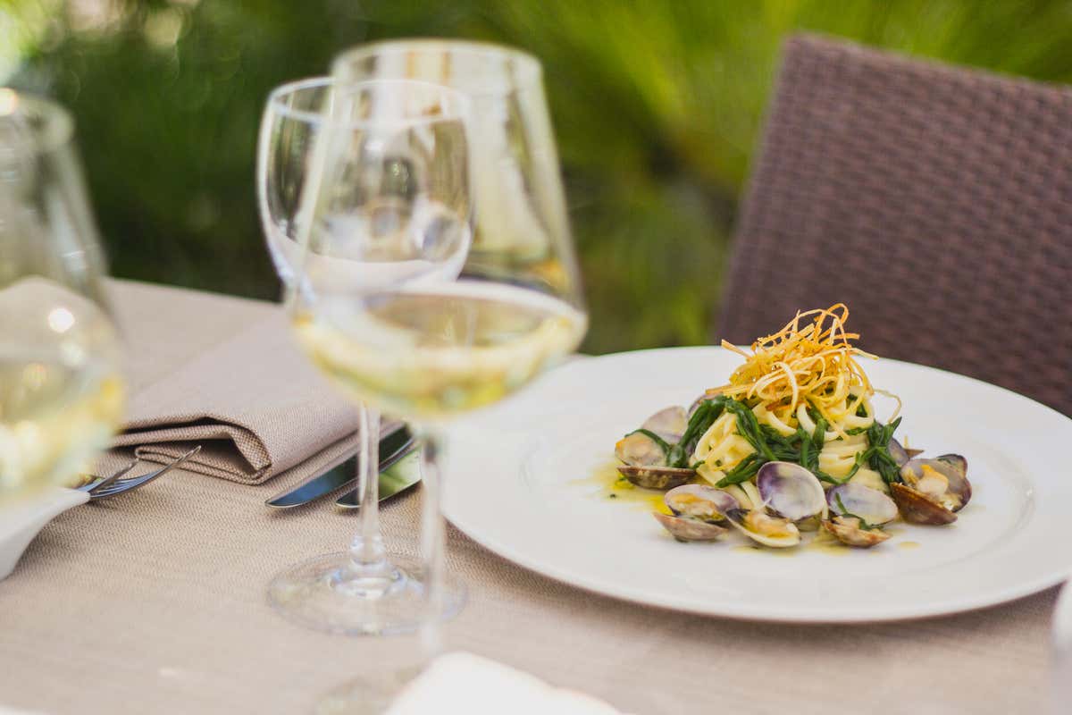 La Sardegna più magica? Anche ad ottobre, tra le spiagge segrete di Chia e mirto in fiore La Sardegna più magica? Anche ad ottobre, tra le spiagge segrete di Chia e mirto in fiore