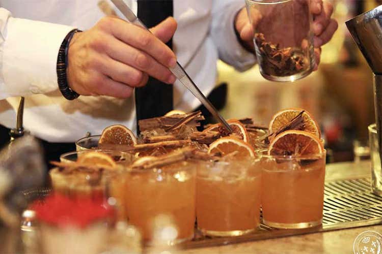Quattro appuntamenti per gli amanti dei cocktail (Archivio Storico di Napoli Mescole di nuove alchimie) Quattro appuntamenti per gli amanti dei cocktail (Archivio Storico di Napoli Mescole di nuove alchimie)