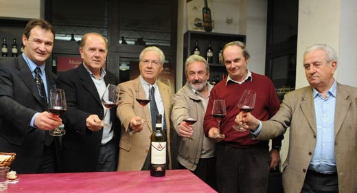 da sinistra: Ernestino Lajolo (direttore), Lorenzo Giordano (presidente) insieme ai due enologi Giuliano Noè e Beppe Rattazzo e a due collaboratori