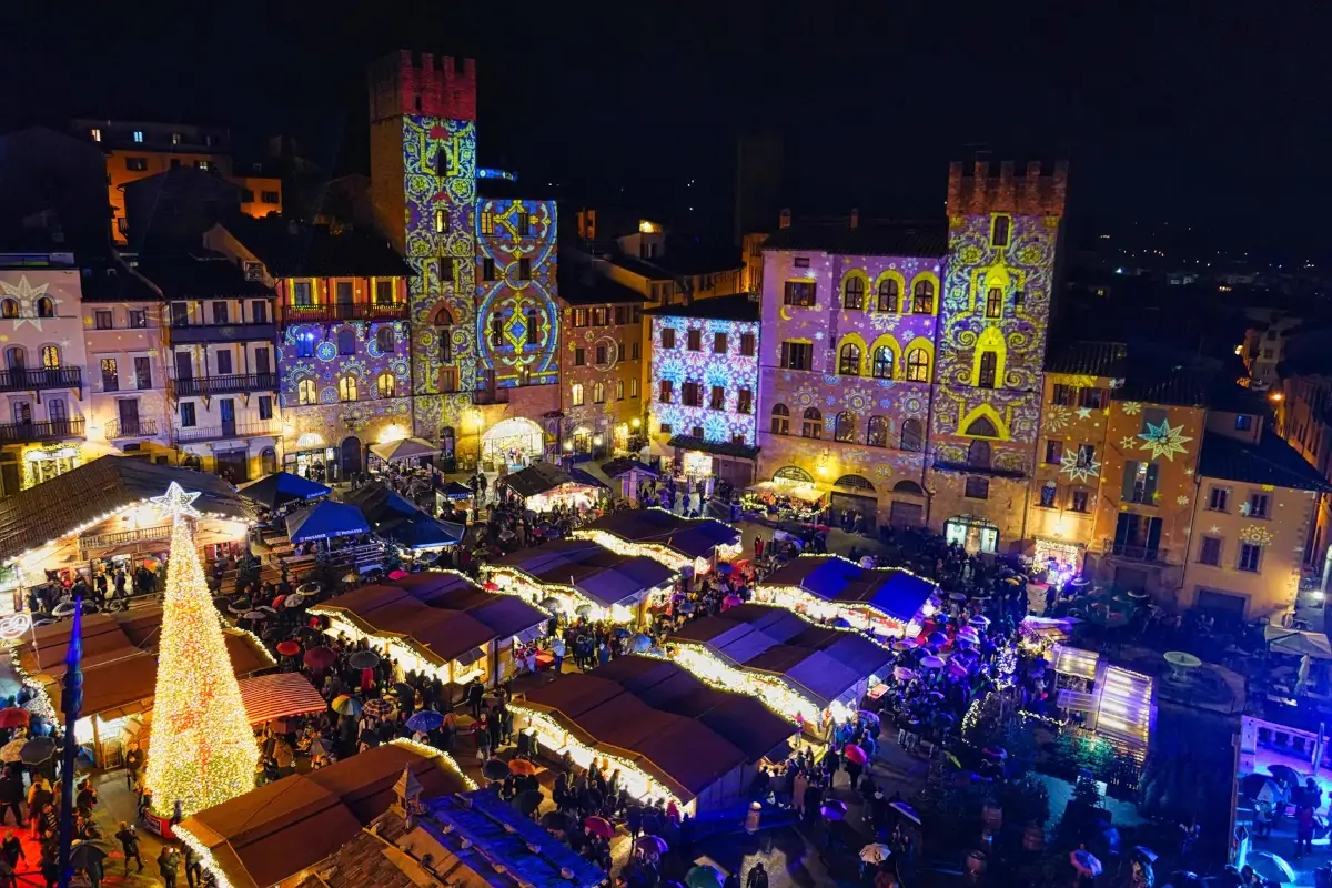 Immagine notturna di Arezzo citt&agrave; del Natale Arezzo citt&agrave; del Natale: tornano i giorni della meraviglia
