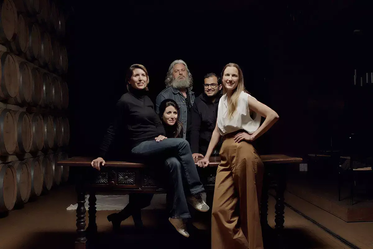 Valentina, Francesca, Antonio Argiolas con Ivano Atzori e Kyre Chenven. Foto: Francesco Piras Argiolas il vino sardo pluripremiato si mette in... mostra