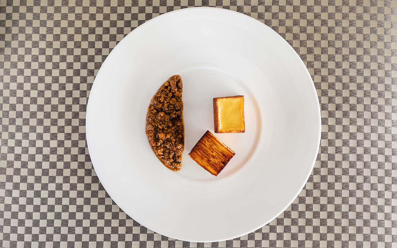 Come una lasagna, ragù d’anatra, lemongrass, agrumi. Foto: Simona Bruno Armani Hotel Milano compie 10 anni e festeggia con i piatti cult del decennio