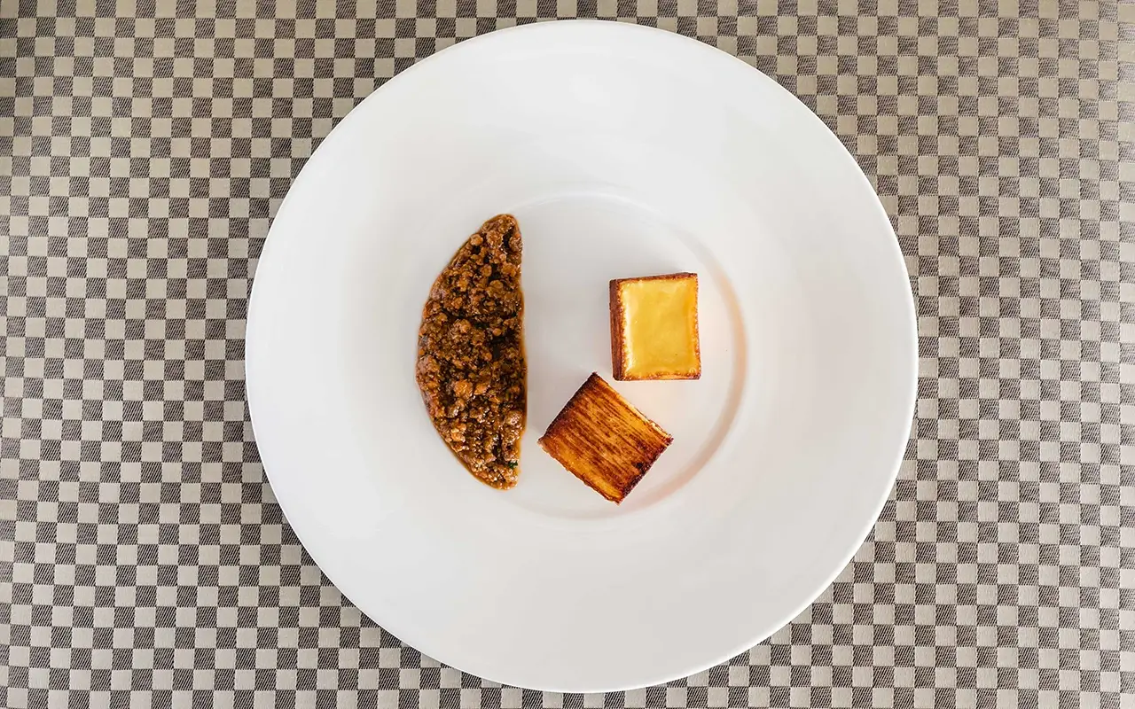 Come una lasagna, ragù d’anatra, lemongrass, agrumi. Foto: Simona Bruno Armani Hotel Milano compie 10 anni e festeggia con i piatti cult del decennio