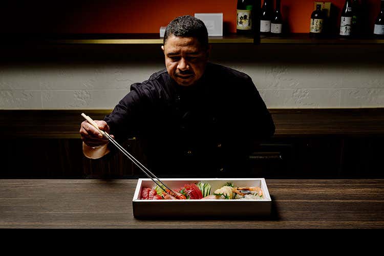 Lo chef brasiliano Jos&egrave; De Souza A Milano il delivery cambia volto grazie al sushi di Armonico