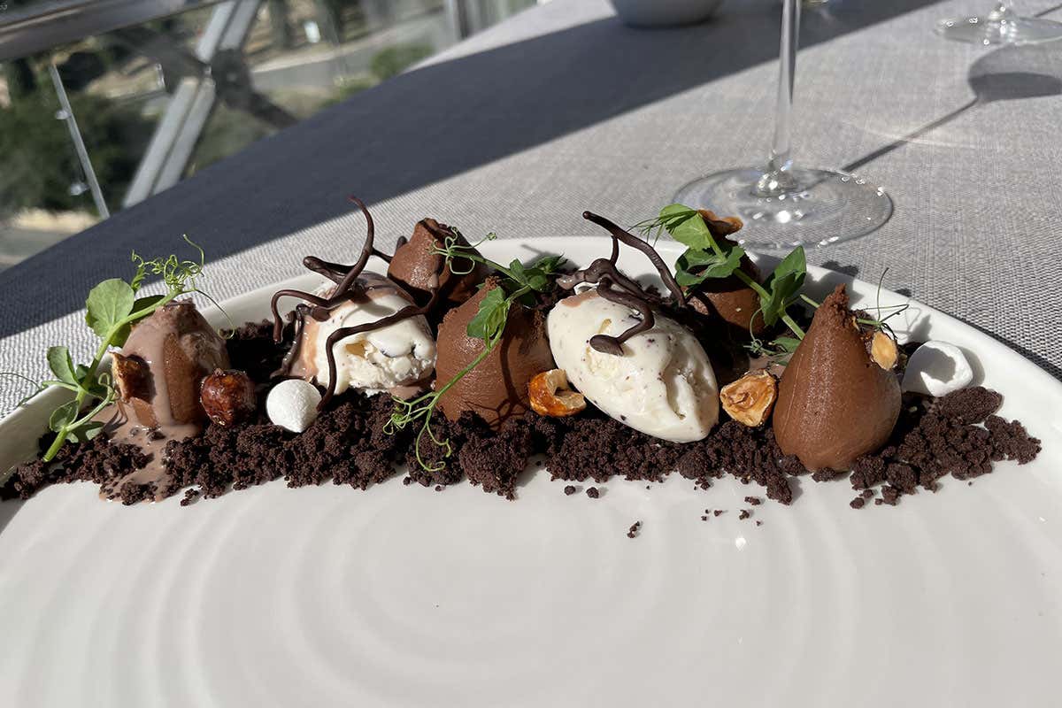 Variazione di cioccolato, crumble, cremoso, nocciole caramellate, gelato alla stracciatella e salsa di cioccolata