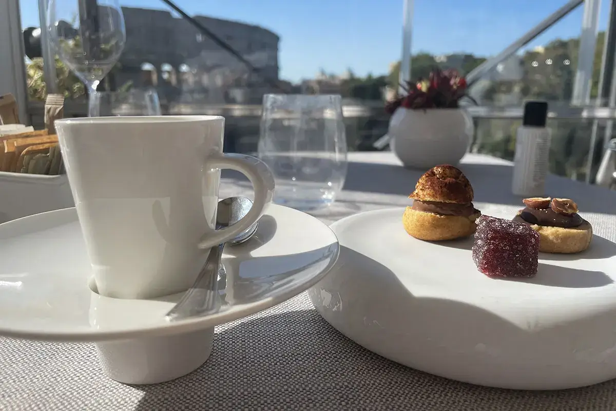Caffè e piccola pasticceria