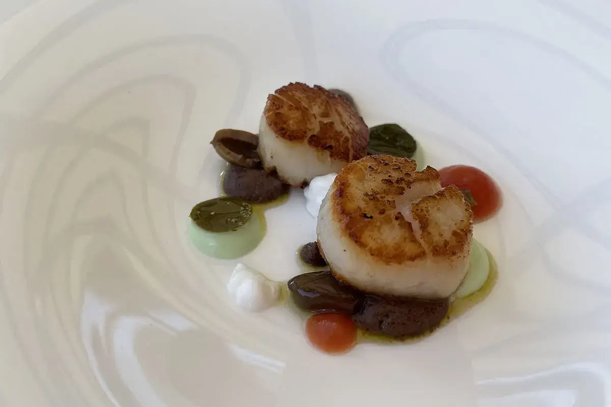 Degustazioni al posto della carta e lotta allo spreco: la ripartenza di Aroma Ristorante