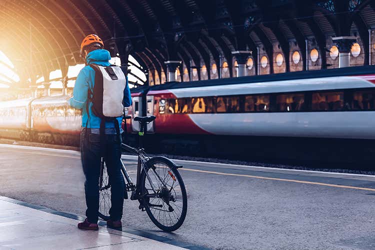 La volontà è di liberare spazi utili per l'ambiente e per una nuova viabilità - Arretrare la Dorsale adriatica Obiettivo: unire l'Alta velocità e la bici