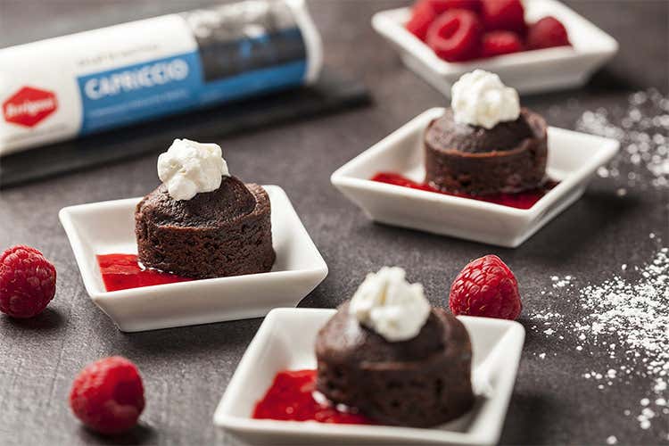 Bocconcini di torta al cioccolato con quenelle di Capriccio e lamponi Bocconcini di torta al cioccolato con quenelle di Capriccio e lamponi