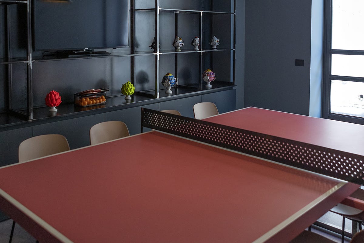 Il tavolo da ping pong rosa Arryvo a Lecce, l’hotel perfetto per i giovani dentro e fuori