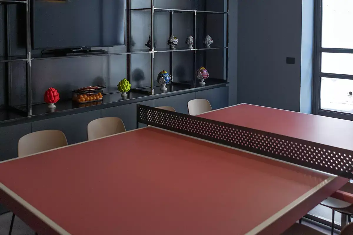 Il tavolo da ping pong rosa Arryvo a Lecce, l&rsquo;hotel perfetto per i giovani dentro e fuori