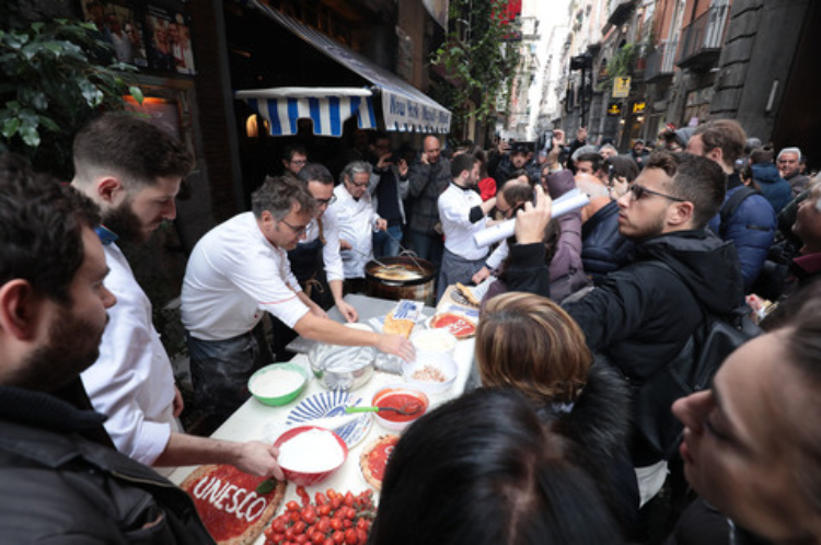 (Arte dei pizzaiuoli Patrimonio Unesco Napoli in festa come ai tempi di Maradona)