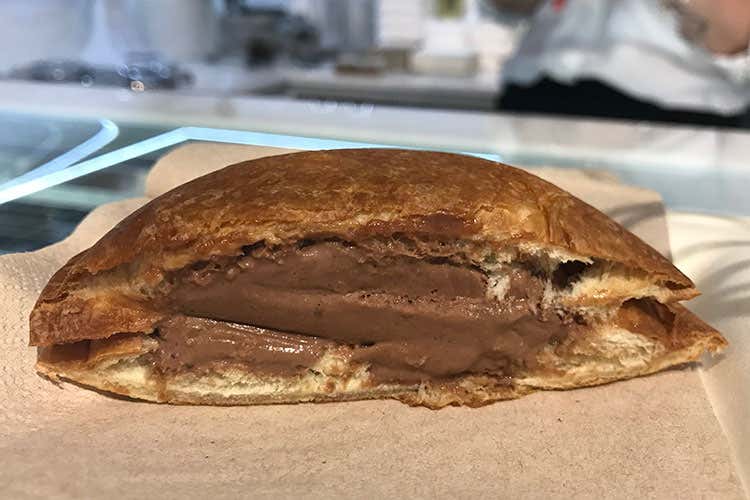 Brioche calda con gelato (Artico, il gelato a misura di cliente)