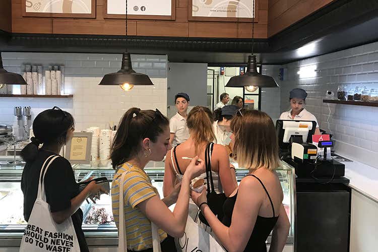 Clienti degustano il gelato Artico (Artico, il gelato a misura di cliente)