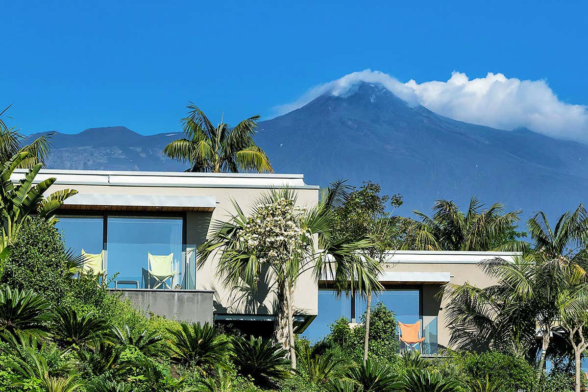 Gli eco-lodge del resort Donna Carmela, immersi nel verde della bioarchitettura con vista sull'Etna, simbolo e anima del territorio siciliano