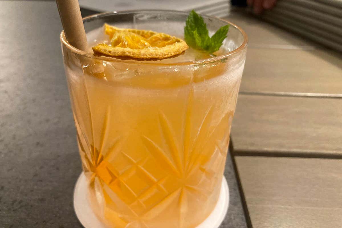 Il cocktail REenzo, l'aperitivo inventato dal barman Giuseppe Costanzo, servito come prologo agrumato e rinfrescante all'esperienza gastronomica