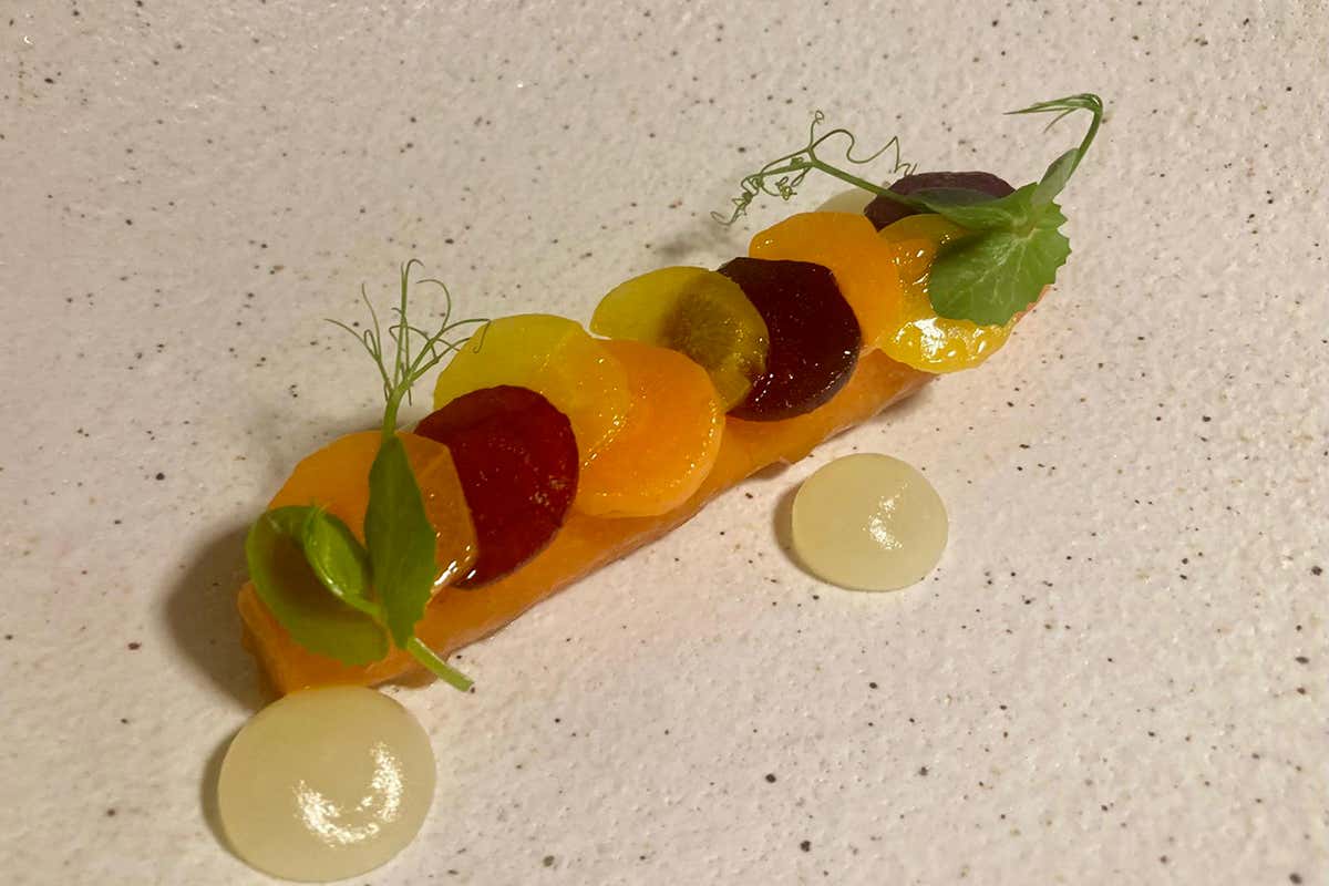 La Carota cotta sotto vuoto a bassa temperatura, un piatto ben riuscito che esalta il profilo aromatico dei vegetali in un delicato equilibrio di acidità