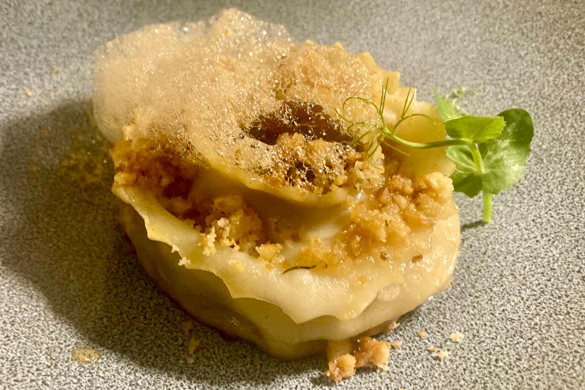 La Reginetta di pasta fresca cotta al vapore e scottata, un piatto che esprime una macchinosa complessità nel tentativo di far dialogare le sponde gastronomiche di Sicilia e Giappone