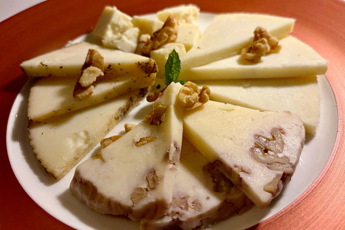 La selezione di formaggi servita con marmellate di agrumi della casa: un abbinamento che gioca sui contrasti tra la dolcezza e la freschezza delle cagliate
