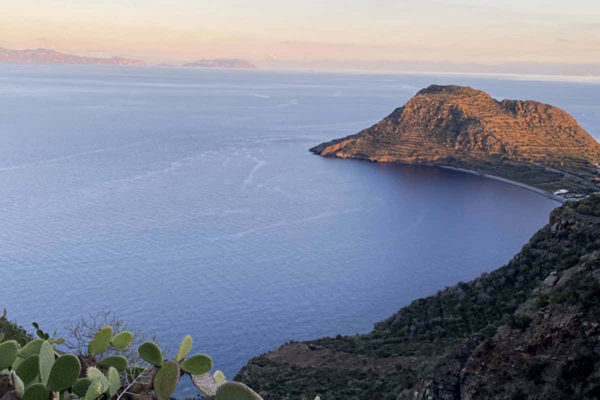 Ha lasciato tutto per vivere a Filicudi senza corrente: la storia di Gisbert Lippelt Ha lasciato tutto per vivere a Filicudi senza corrente: la storia di Gisbert Lippelt