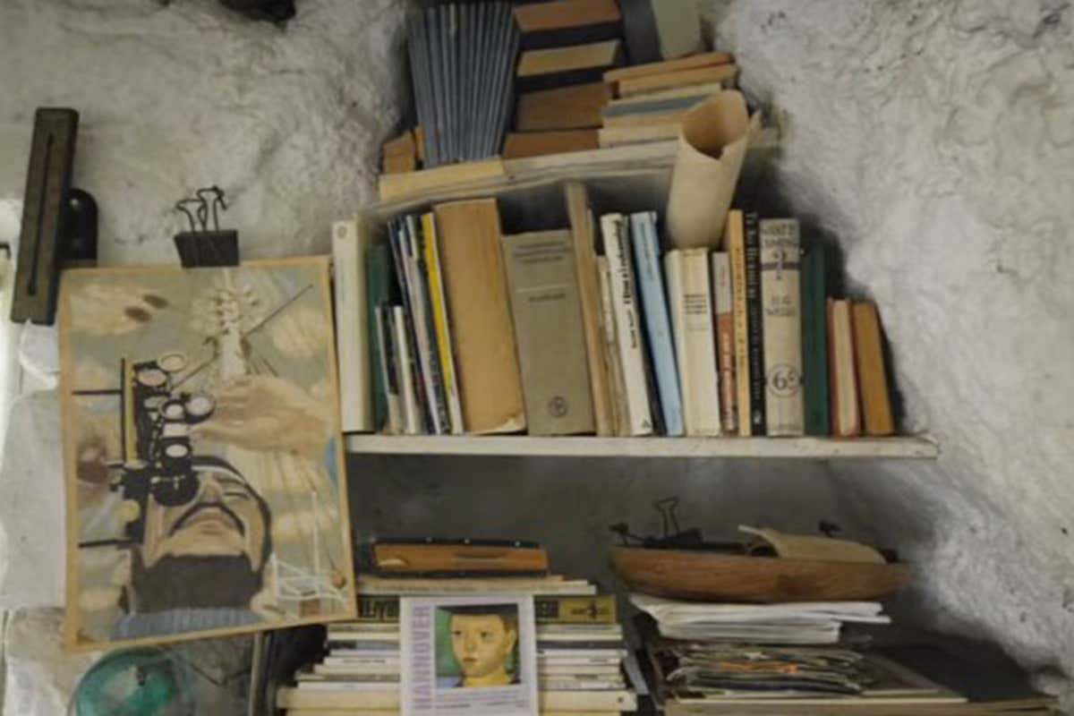 Ha lasciato tutto per vivere a Filicudi senza corrente: la storia di Gisbert Lippelt Ha lasciato tutto per vivere a Filicudi senza corrente: la storia di Gisbert Lippelt