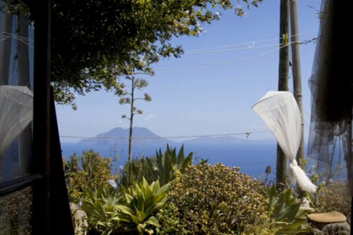 Ha lasciato tutto per vivere a Filicudi senza corrente: la storia di Gisbert Lippelt Ha lasciato tutto per vivere a Filicudi senza corrente: la storia di Gisbert Lippelt