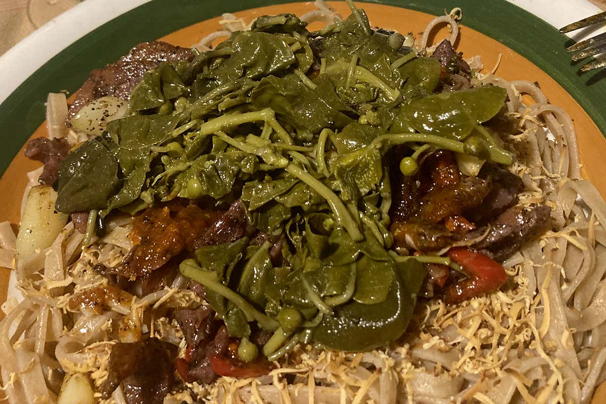 Ha lasciato tutto per vivere a Filicudi senza corrente: la storia di Gisbert Lippelt