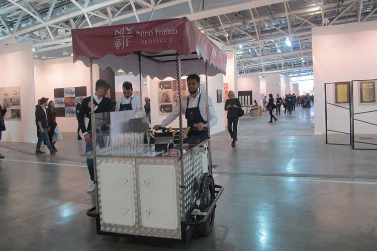 (Artissima tra cibo, vino e arte All&rsquo;Oval di Torino appagati i 5 sensi)