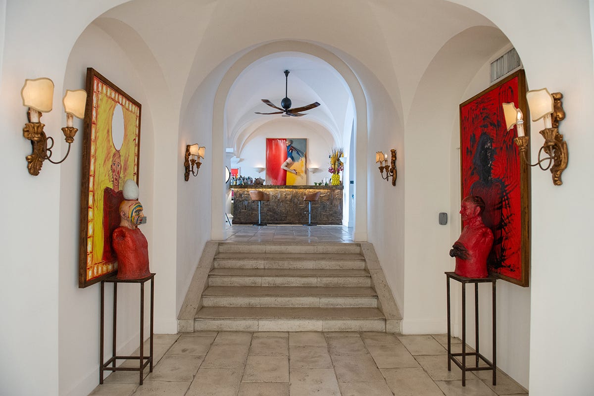 La scalinata per Bar degli Artisti Capri Palace: arte, ospitalità e cucina stellata in un luogo unico