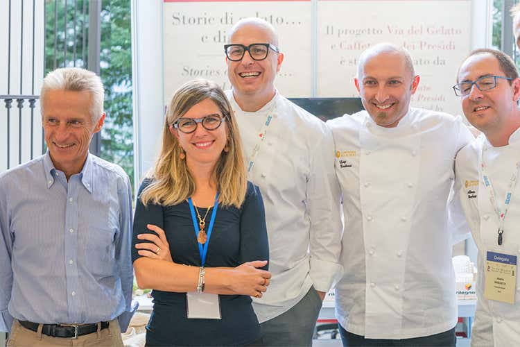 Riccardo Illy (Gruppo Illy), Chiara Bardini (amministratore delegato Agrimontana) e gli Artisti del Gelato Riccardo Illy (Gruppo Illy), Chiara Bardini (amministratore delegato Agrimontana) e gli Artisti del Gelato