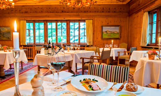 L'elegante Arvenstube dell'Hotel Waldhaus