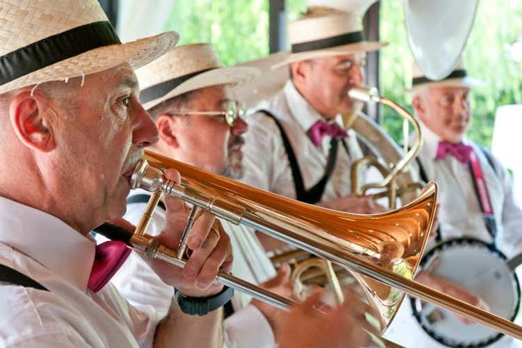 Ascoltare jazz sorseggiando buon vino A Zola Predosa weekend multisensoriale