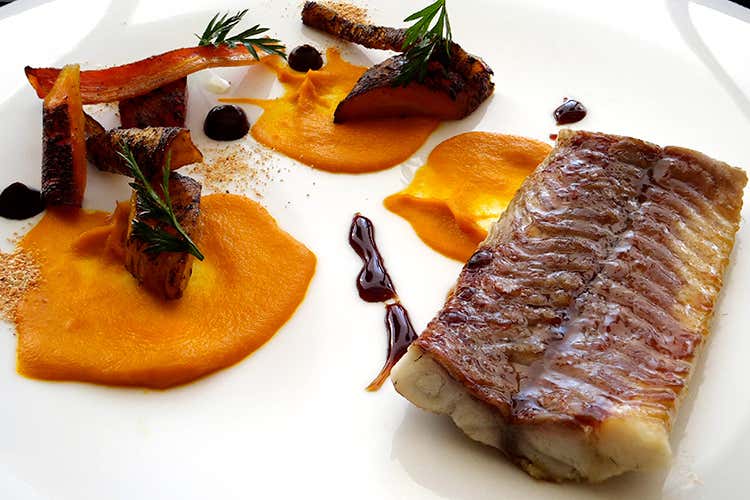 Anguilla, carote al burro aromatico, salsa teriaki e crema all&rsquo;aglio nero - Aspettando la primavera... Una cena a Les Petites Madeleines