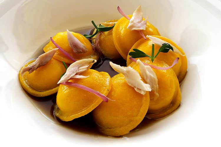 Bottoni di pasta fresca ripieni di topinambur con schegge di filetti di sgombro marinato - Aspettando la primavera... Una cena a Les Petites Madeleines