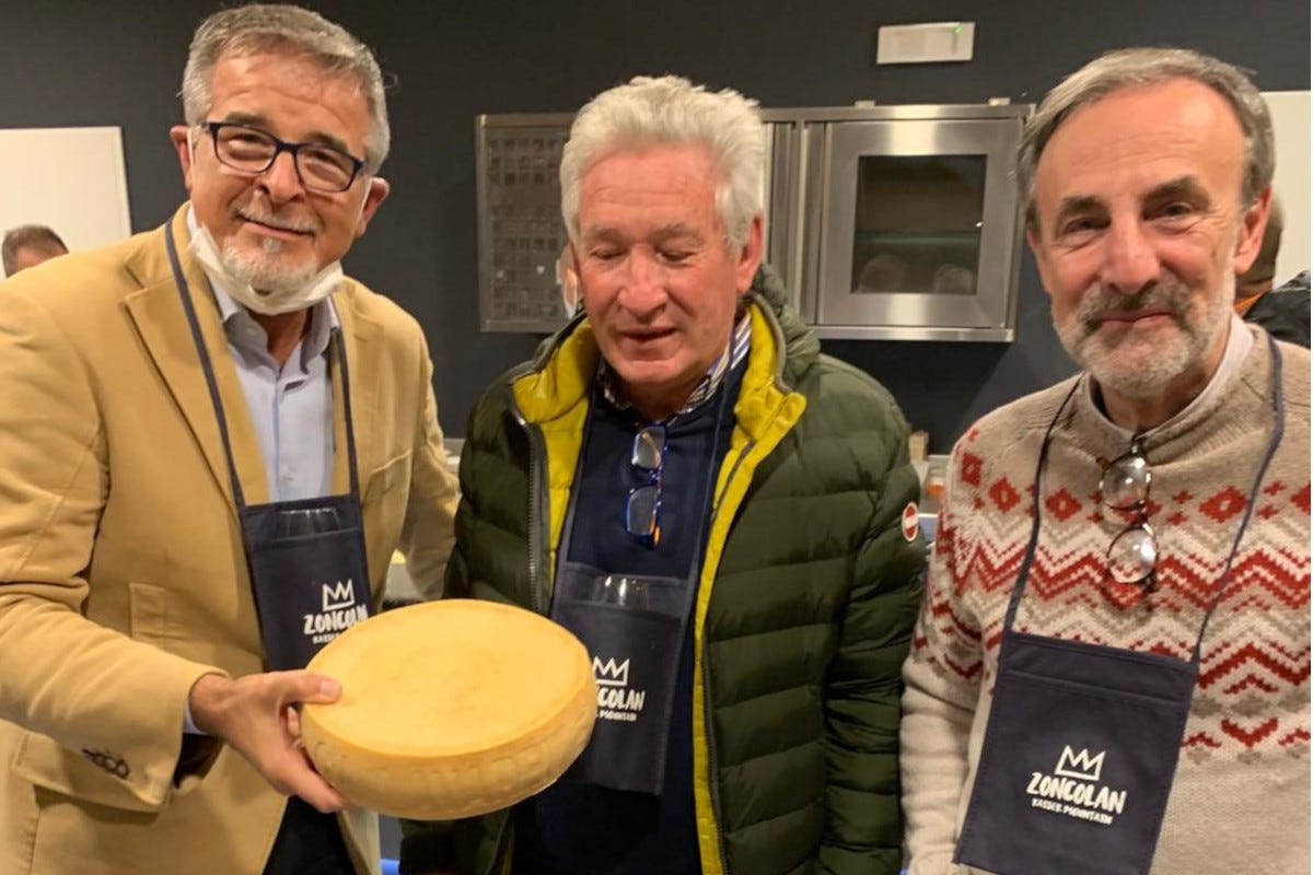 Da sinistra Gianluigi Veronesi, al centro il sindaco di Sutrio Manlio Mattia e Giampaolo Rimondi Formandi: asta per i formaggi di malga che diventano star
