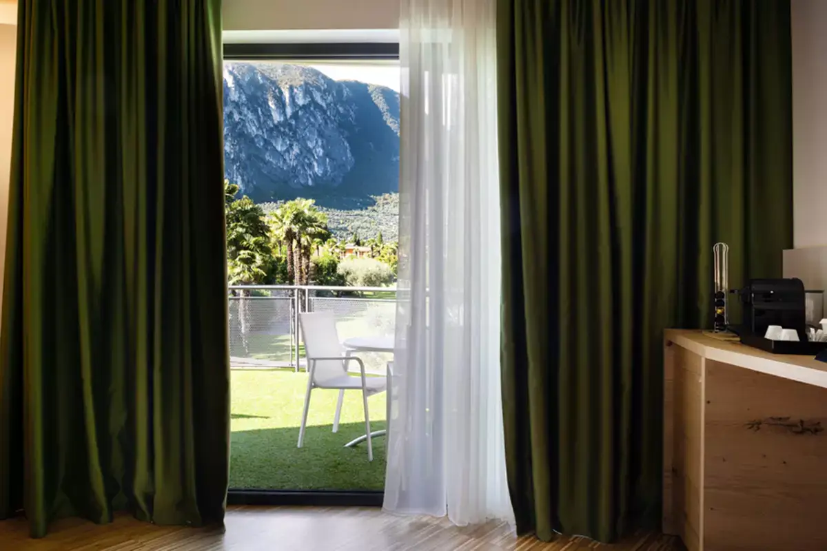La vista dalla camera Tra il blu del lago e il verde delle montagne c&rsquo;&egrave; l&rsquo; Astoria Resort