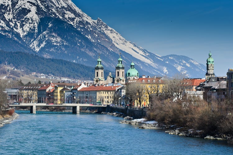 Atleti con gli sci planano su Innsbruck
