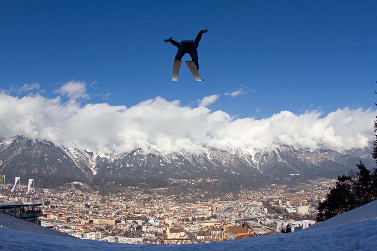 Atleti con gli sci planano su Innsbruck