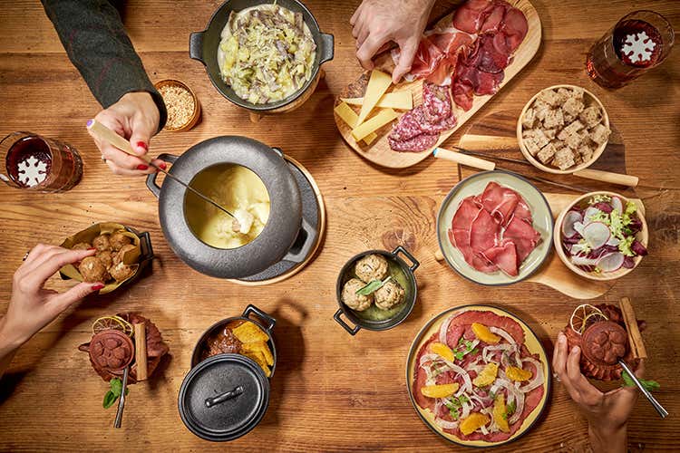 Il menu da condividere di Fabrizio Borracino, con i drink del barman Luca Angeli (Atmosfera apr&egrave;s-ski... milanese all'Urban Chalet del Four Seasons)