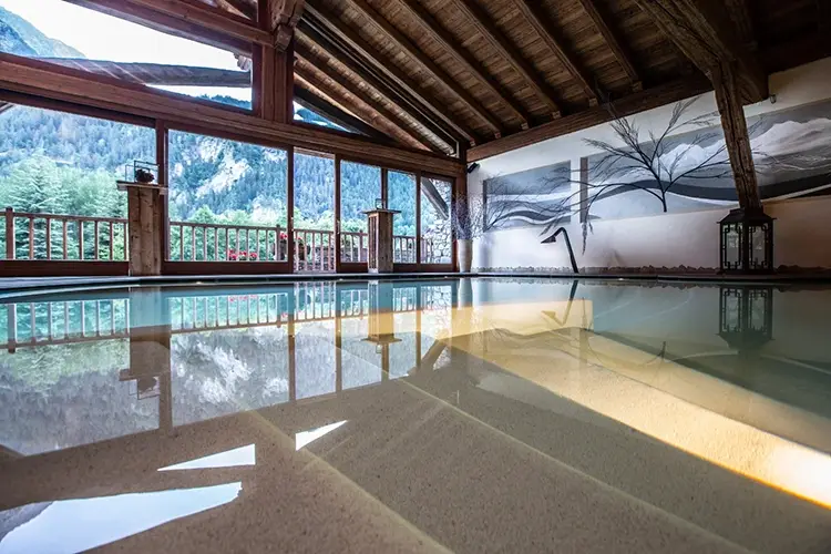 Il centro benessere &egrave; dotato di piscina coperta e riscaldata In bici o in auto elettrica l&rsquo;estate al&rsquo;Au Coeur des Neiges